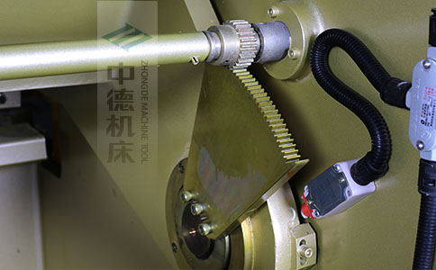 ZDS-1032采用高精度刀片間隙調節齒輪，經過淬火高硬度又耐磨，表面鍍鋅不生銹，長年累月使用依然有很高的調節精度.jpg