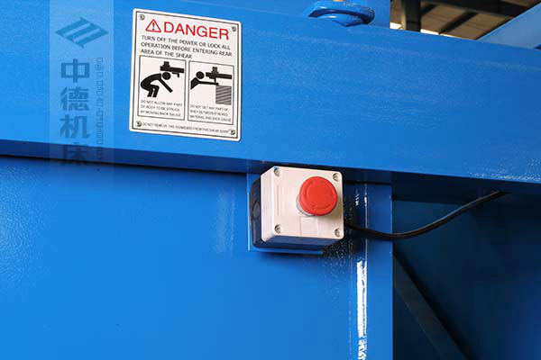 ZDS-632剪板機后部緊急停止按鈕，最大程度保障工人安全.jpg