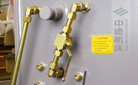 ZDS-632整機所有液壓管線均采用卡套式接頭，耐高壓，更換便捷.jpg